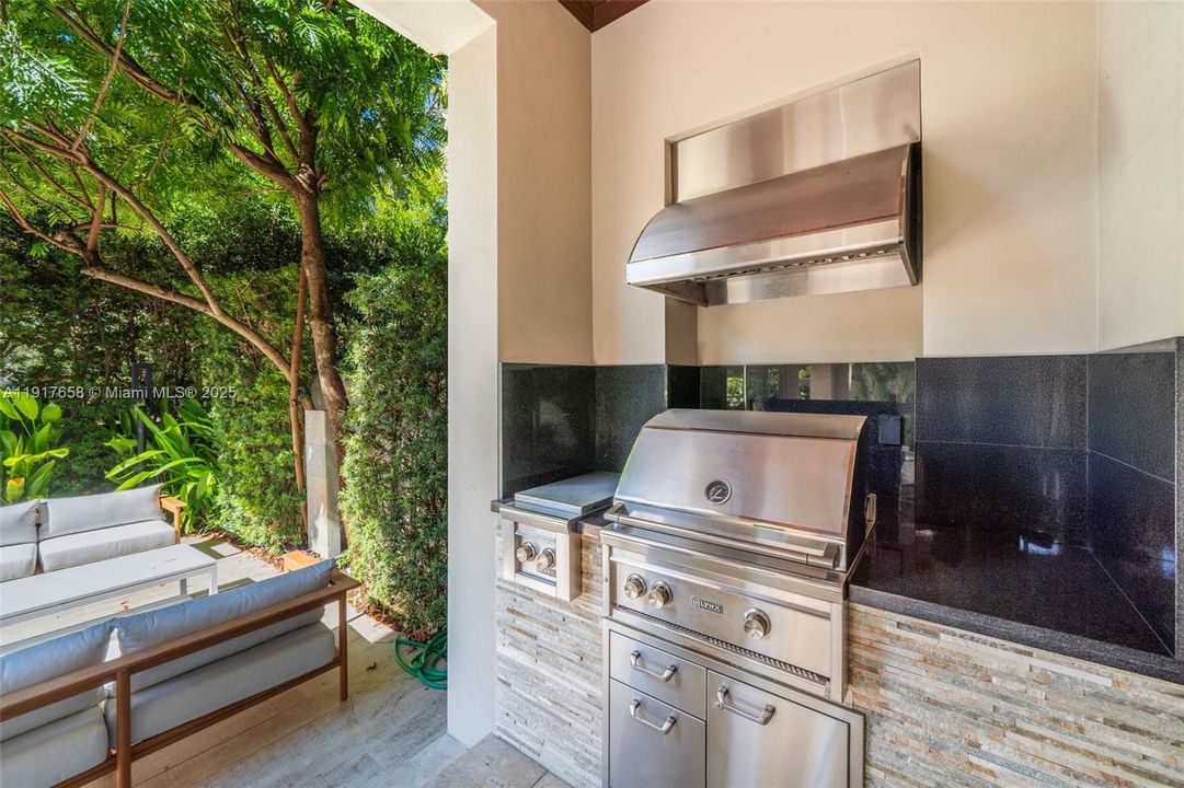 For Sale: $2,650,000 (3 beds, 4 baths, 3104 Square Feet)