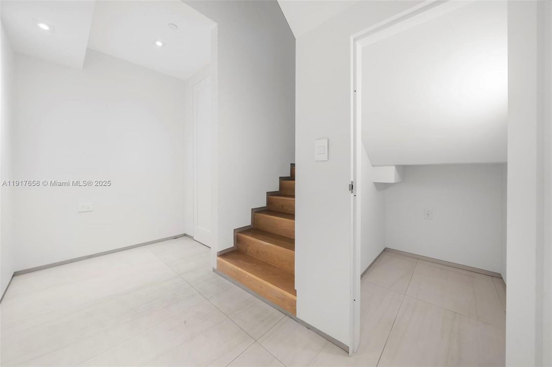 For Sale: $2,650,000 (3 beds, 4 baths, 3104 Square Feet)