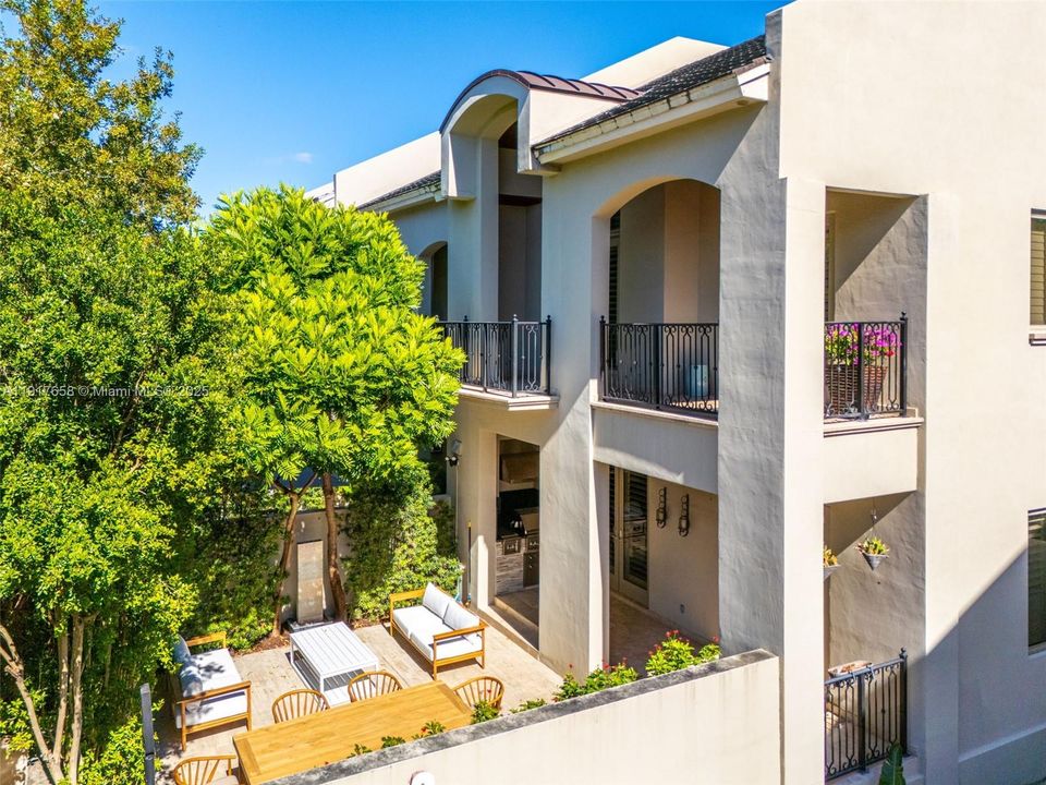 For Sale: $2,650,000 (3 beds, 4 baths, 3104 Square Feet)