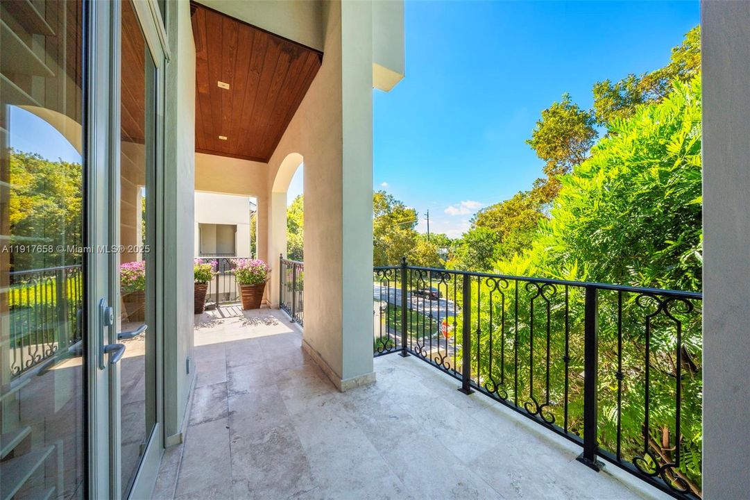 For Sale: $2,650,000 (3 beds, 4 baths, 3104 Square Feet)