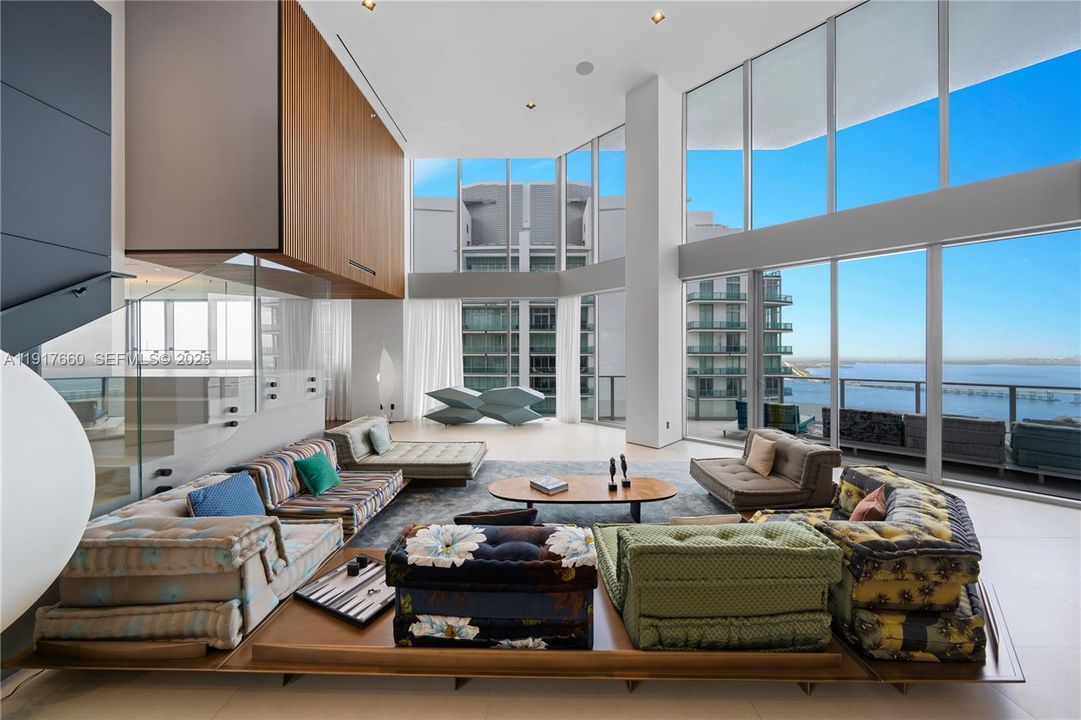 В аренду: $69,000 (6 спален, 6 ванн, 6521 Квадратных фут)