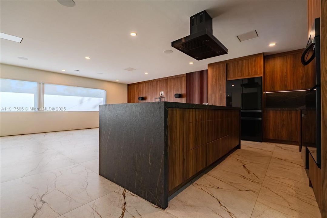 В аренду: $10,500 (2 спален, 2 ванн, 1580 Квадратных фут)