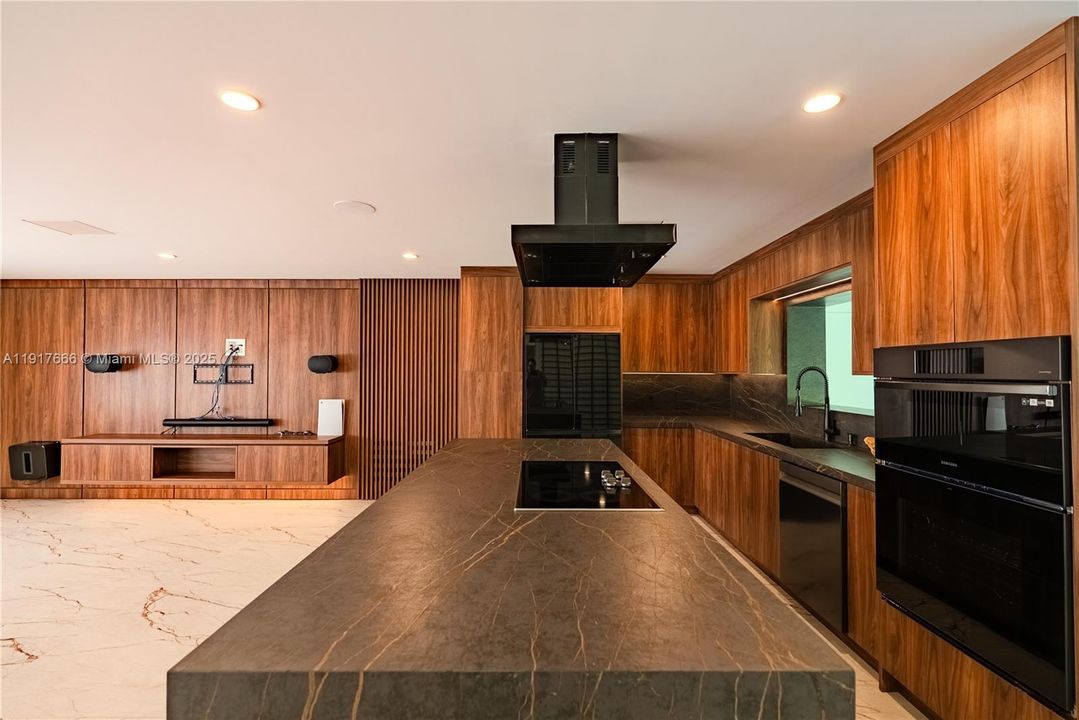 В аренду: $10,500 (2 спален, 2 ванн, 1580 Квадратных фут)