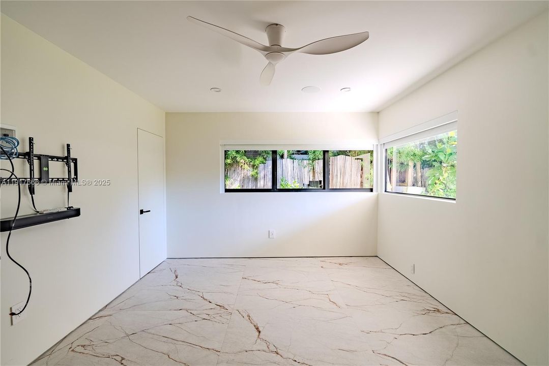 В аренду: $10,500 (2 спален, 2 ванн, 1580 Квадратных фут)