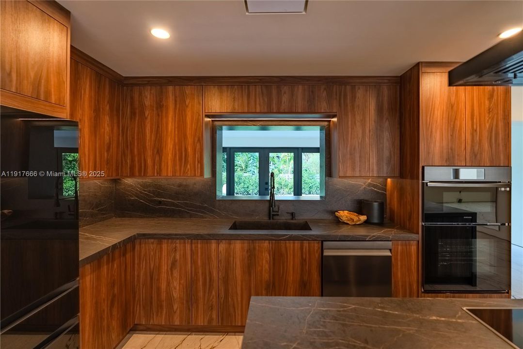 В аренду: $10,500 (2 спален, 2 ванн, 1580 Квадратных фут)