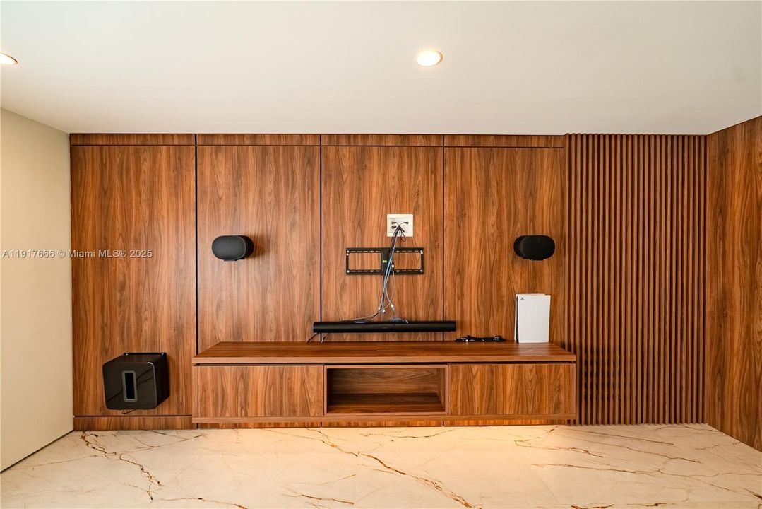 В аренду: $10,500 (2 спален, 2 ванн, 1580 Квадратных фут)