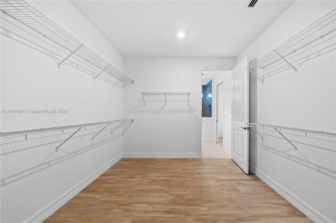 For Sale: $1,800,000 (3 beds, 4 baths, 2568 Square Feet)