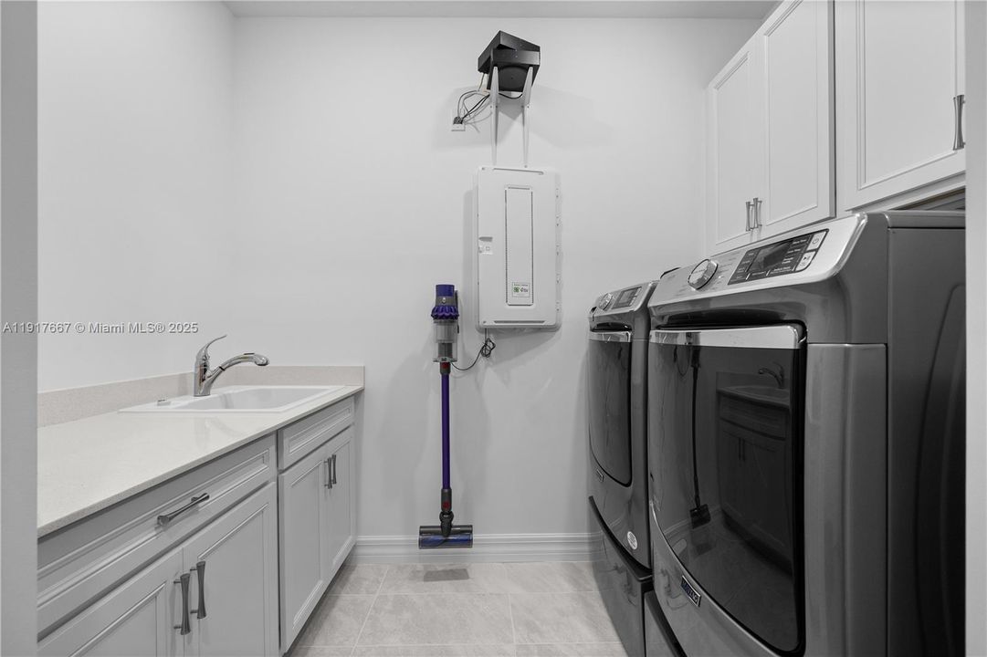 For Sale: $1,800,000 (3 beds, 4 baths, 2568 Square Feet)