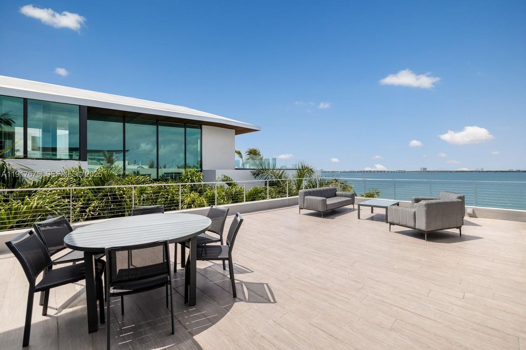 В аренду: $75,000 (5 спален, 5 ванн, 5303 Квадратных фут)