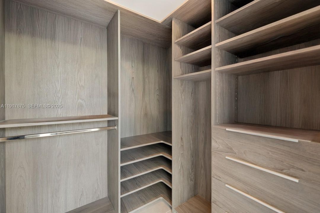 В аренду: $75,000 (5 спален, 5 ванн, 5303 Квадратных фут)