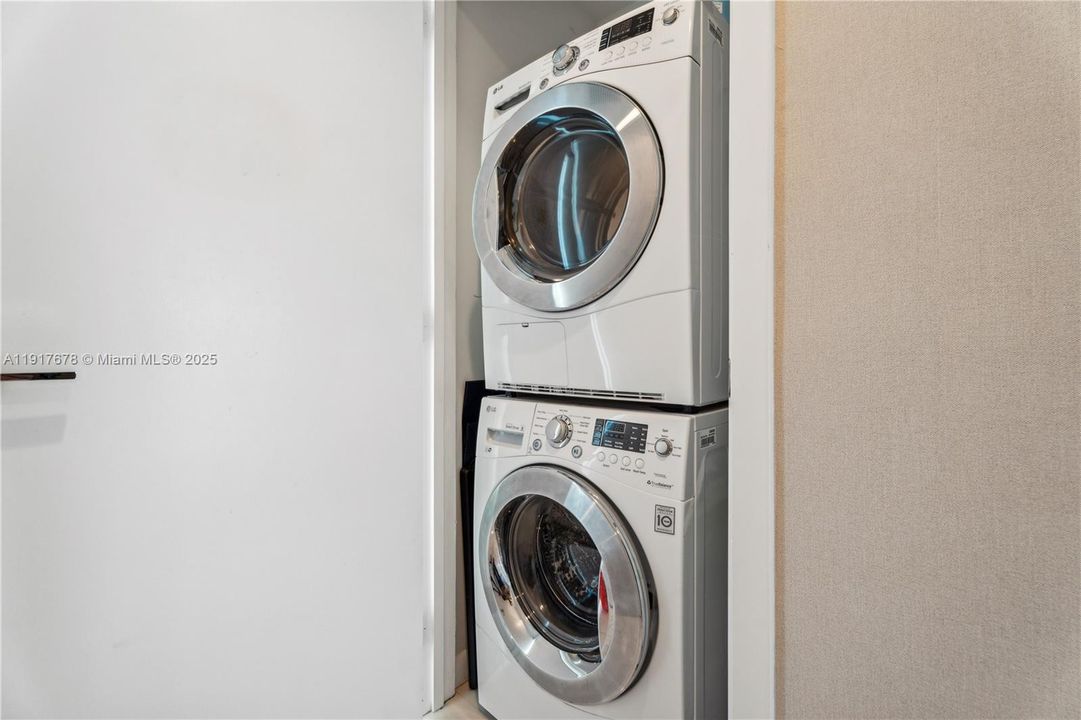 For Sale: $1,775,000 (2 beds, 2 baths, 1387 Square Feet)