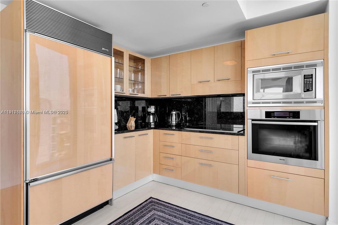 For Sale: $1,775,000 (2 beds, 2 baths, 1387 Square Feet)