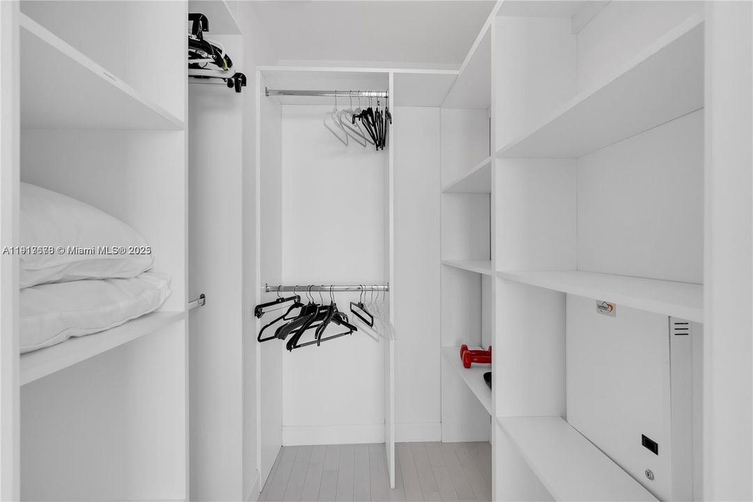 For Sale: $1,775,000 (2 beds, 2 baths, 1387 Square Feet)