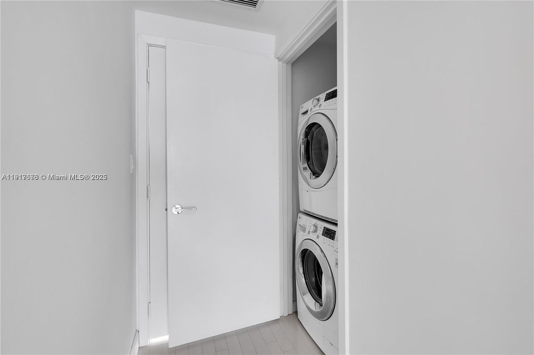 For Sale: $1,775,000 (2 beds, 2 baths, 1387 Square Feet)