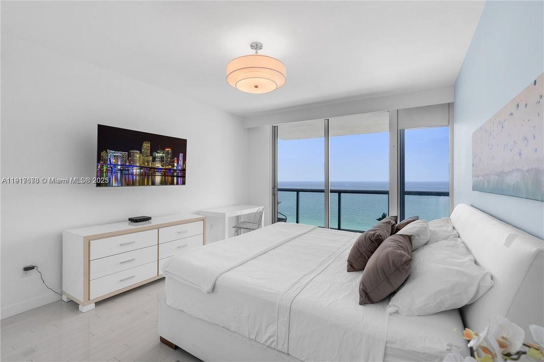 For Sale: $1,775,000 (2 beds, 2 baths, 1387 Square Feet)