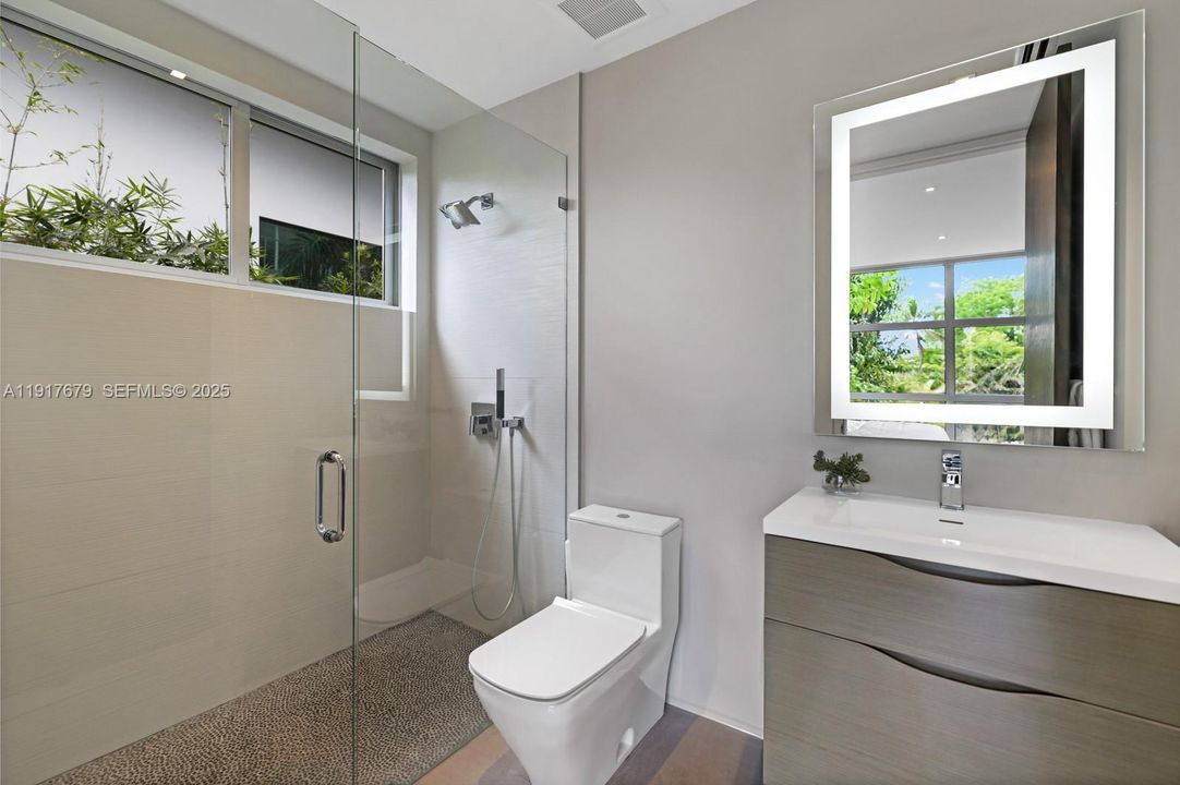 На продажу: $16,500,000 (5 спален, 5 ванн, 5303 Квадратных фут)