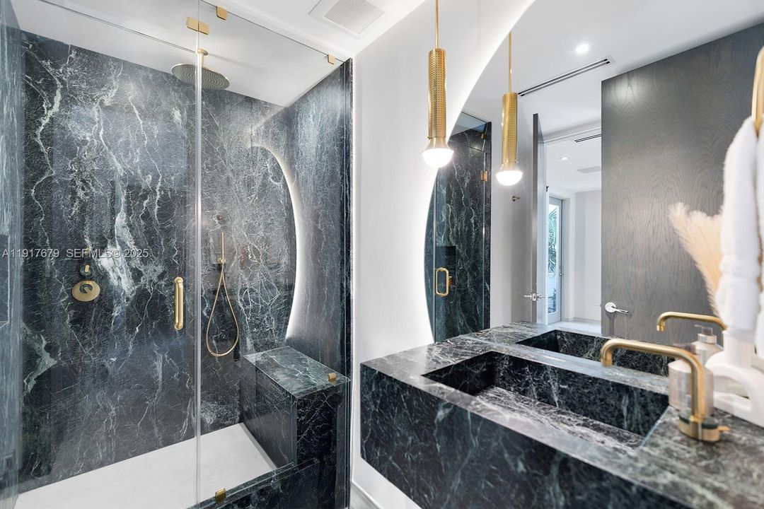 На продажу: $16,500,000 (5 спален, 5 ванн, 5303 Квадратных фут)