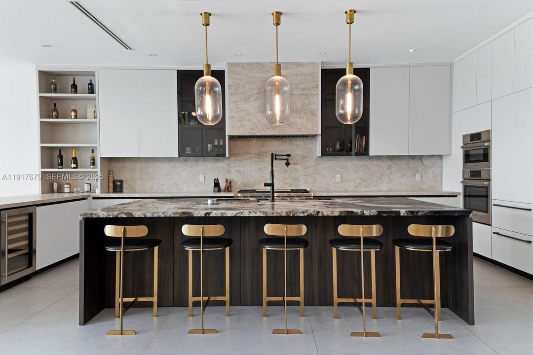 На продажу: $16,500,000 (5 спален, 5 ванн, 5303 Квадратных фут)