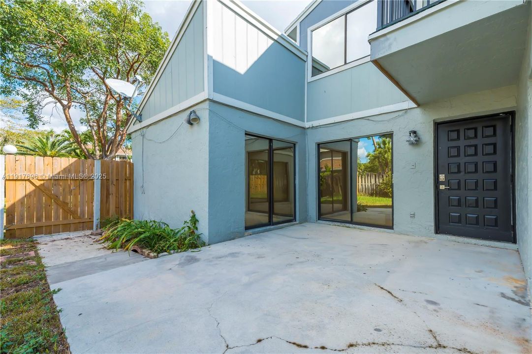 For Rent: $3,200 (3 beds, 2 baths, 1577 Square Feet)