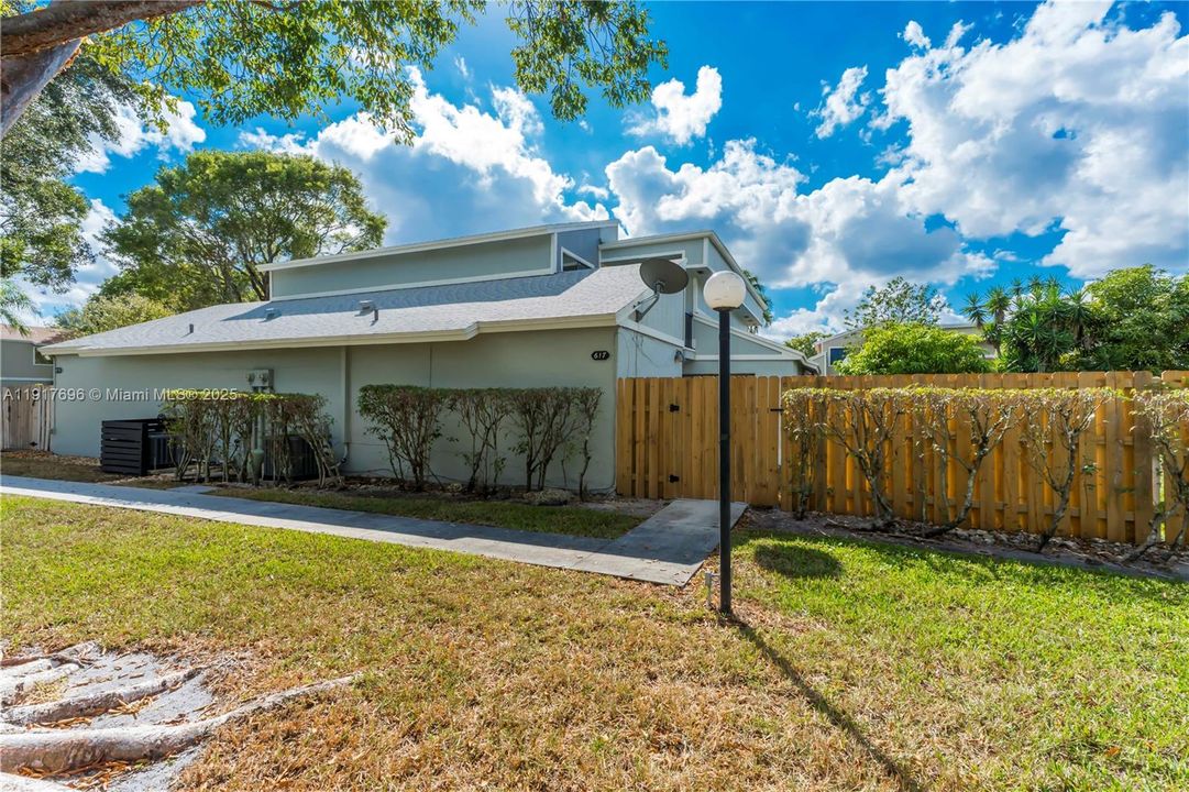 For Rent: $3,200 (3 beds, 2 baths, 1577 Square Feet)