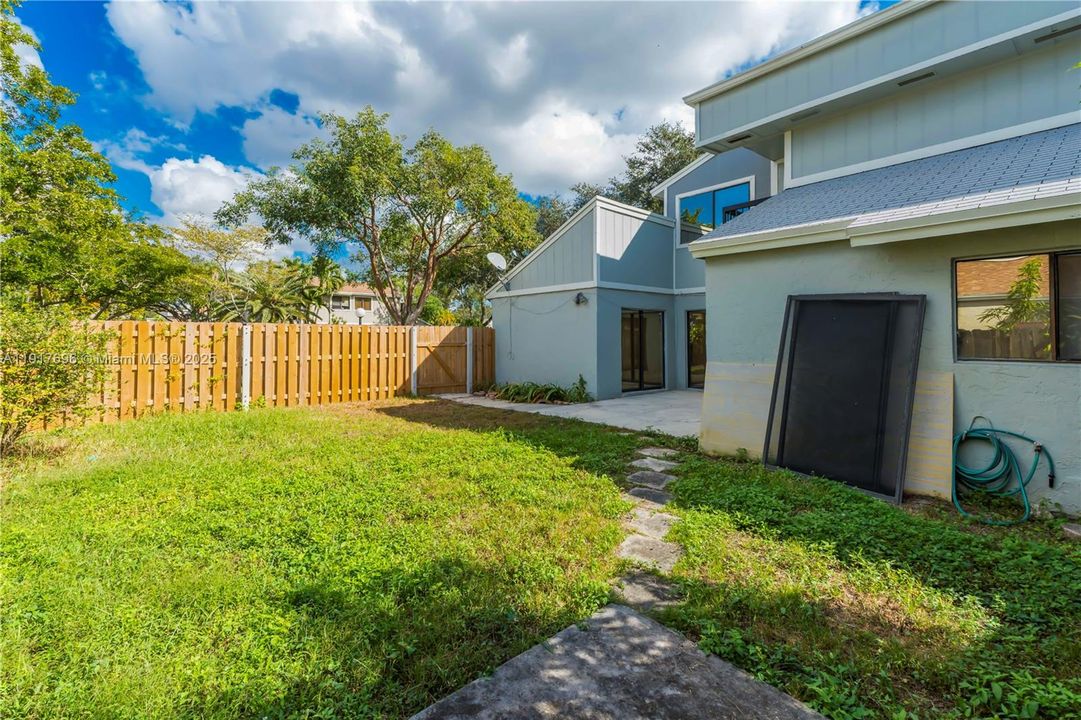 For Rent: $3,200 (3 beds, 2 baths, 1577 Square Feet)