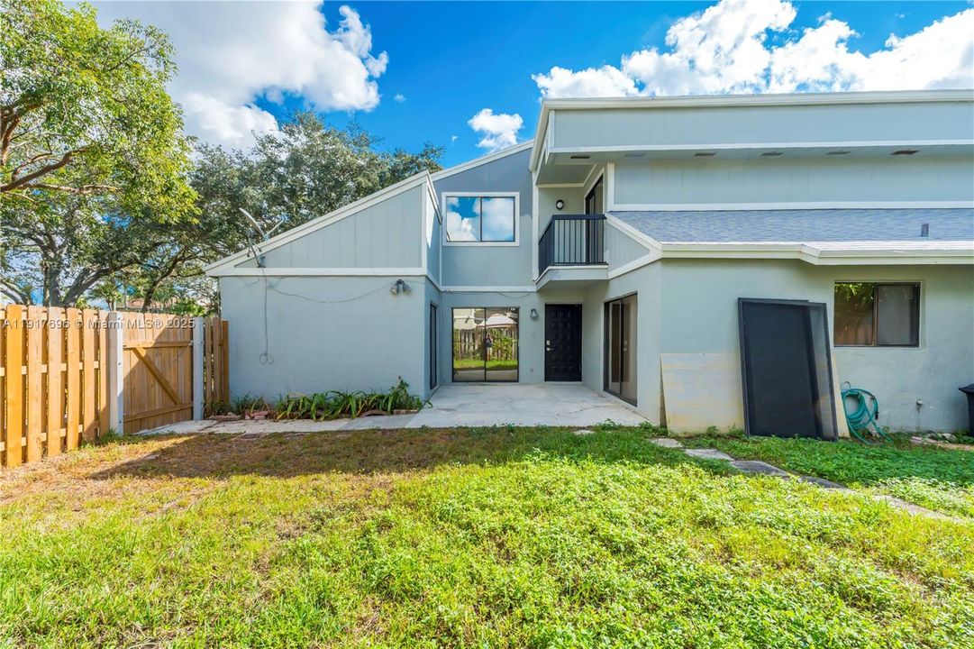 For Rent: $3,200 (3 beds, 2 baths, 1577 Square Feet)