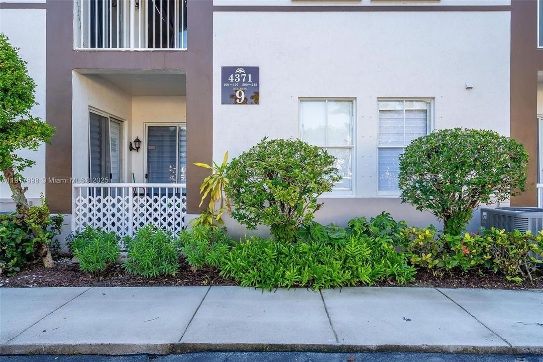 For Rent: $2,950 (3 beds, 2 baths, 1445 Square Feet)