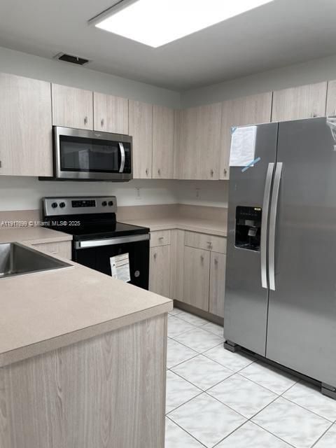 For Rent: $3,590 (3 beds, 2 baths, 1595 Square Feet)