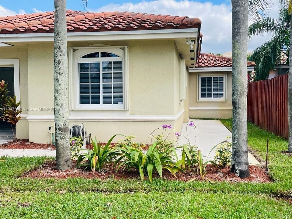 For Rent: $3,590 (3 beds, 2 baths, 1595 Square Feet)