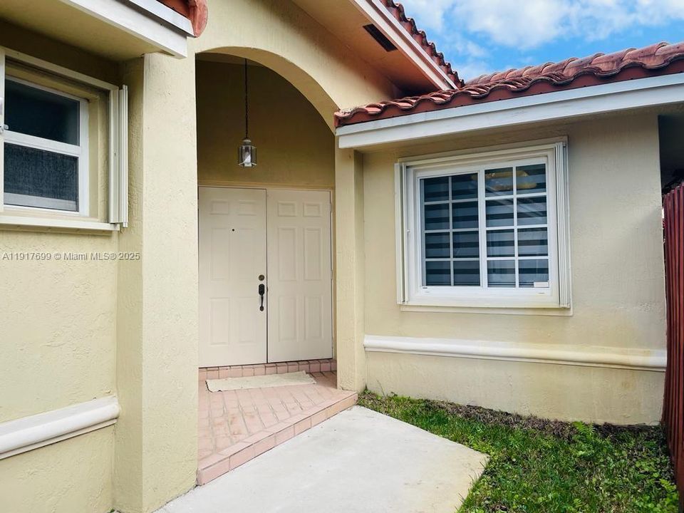 For Rent: $3,590 (3 beds, 2 baths, 1595 Square Feet)