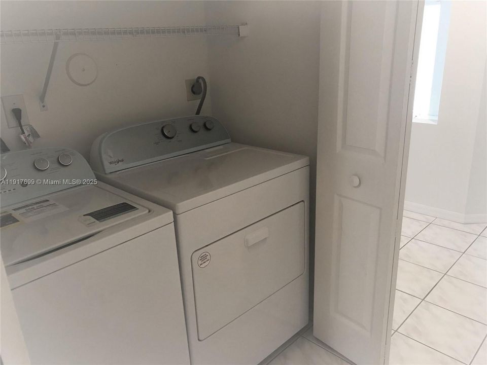 For Rent: $3,590 (3 beds, 2 baths, 1595 Square Feet)