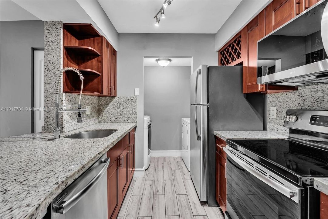 For Sale: $239,900 (2 beds, 1 baths, 903 Square Feet)