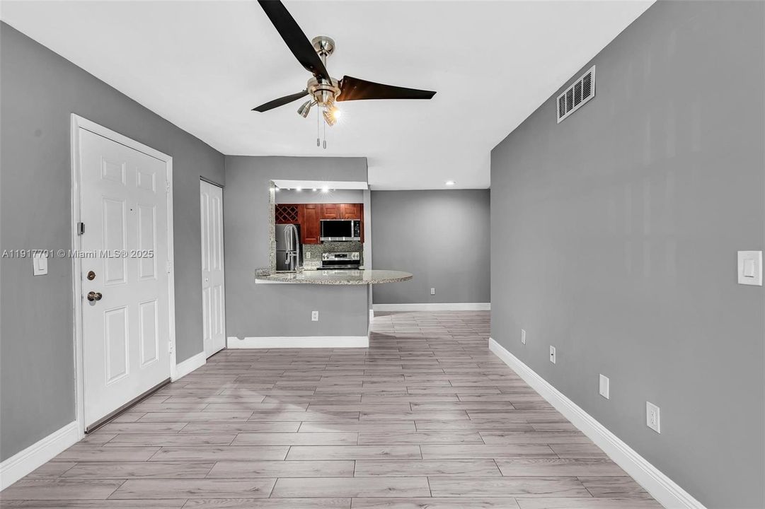 For Sale: $239,900 (2 beds, 1 baths, 903 Square Feet)