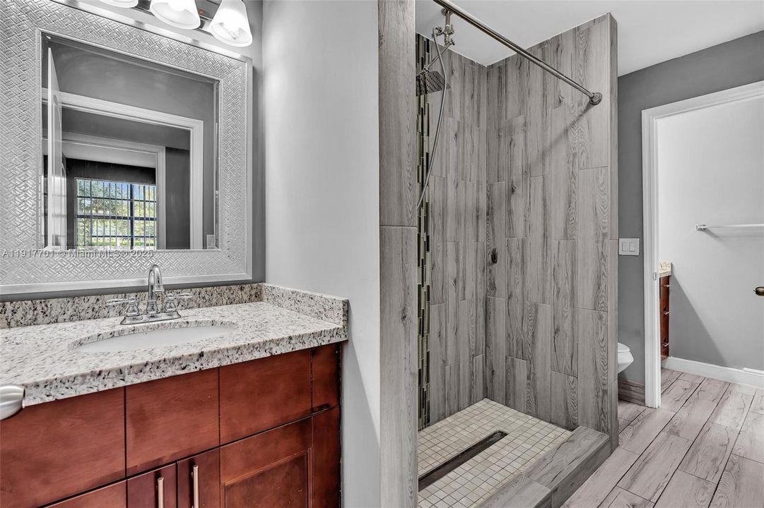 For Sale: $239,900 (2 beds, 1 baths, 903 Square Feet)