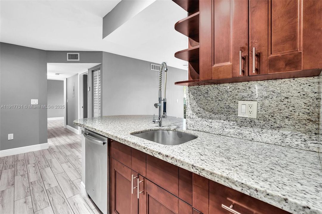 For Sale: $239,900 (2 beds, 1 baths, 903 Square Feet)