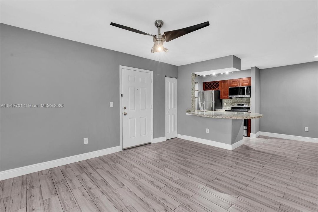 For Sale: $239,900 (2 beds, 1 baths, 903 Square Feet)