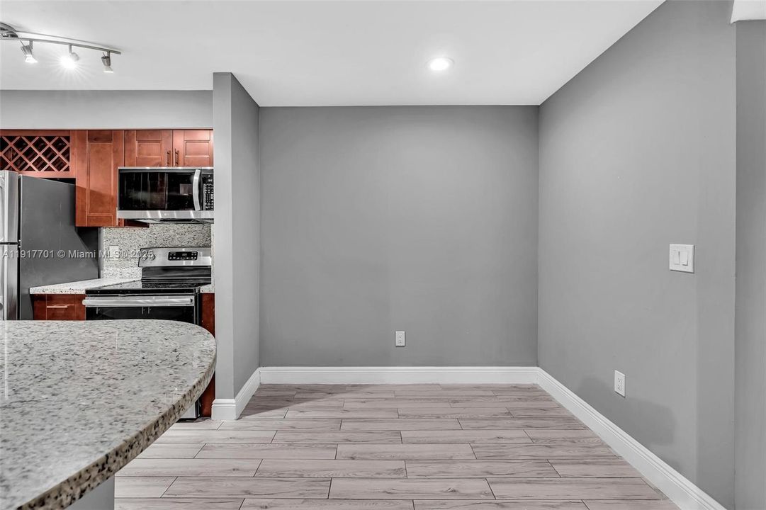 For Sale: $239,900 (2 beds, 1 baths, 903 Square Feet)