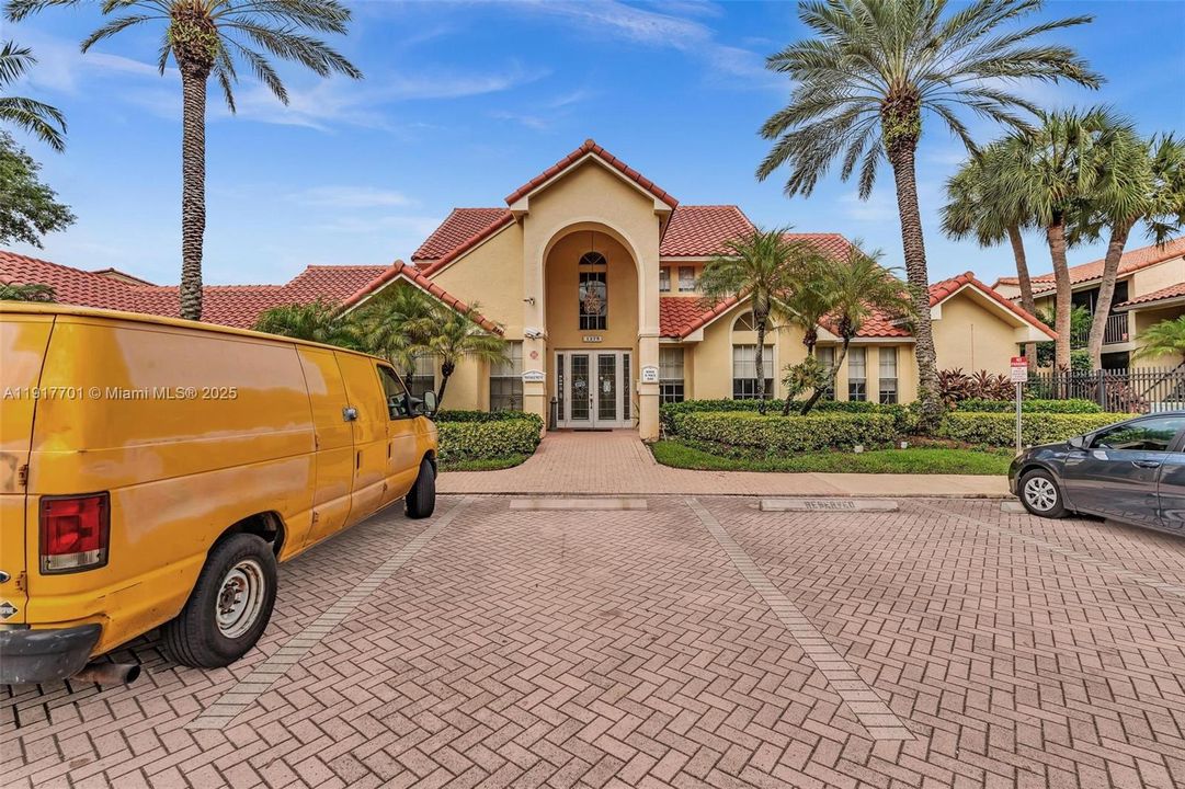 For Sale: $239,900 (2 beds, 1 baths, 903 Square Feet)