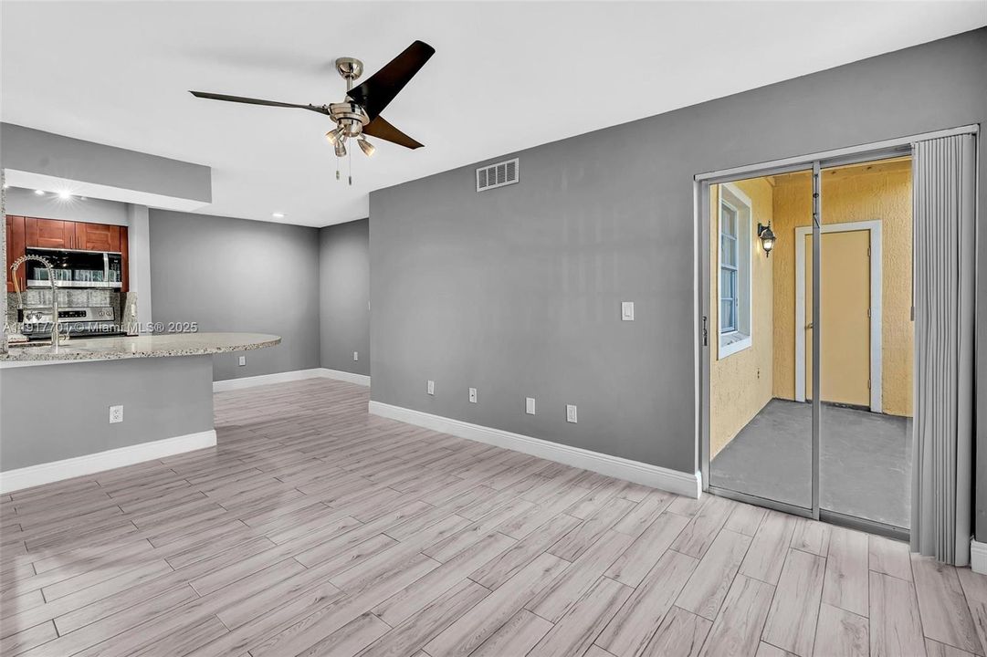 For Sale: $239,900 (2 beds, 1 baths, 903 Square Feet)