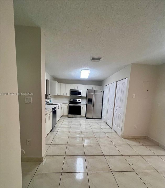 Под контрактом: $2,850 (3 спален, 2 ванн, 1638 Квадратных фут)