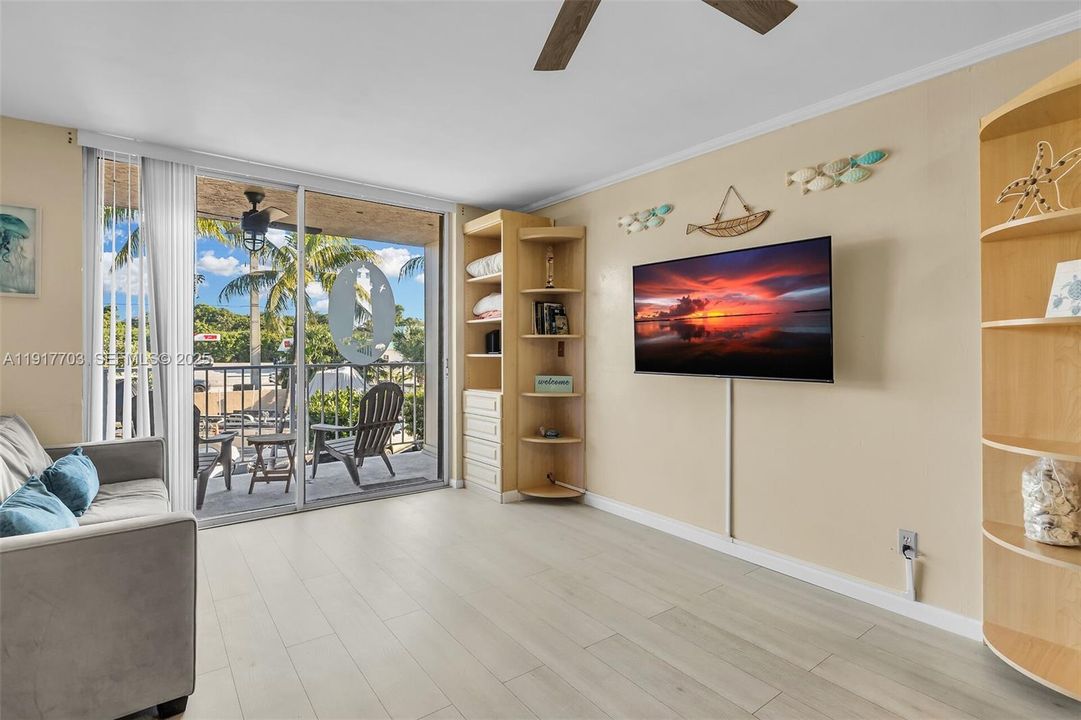 待售: $290,000 (0 贝兹, 1 浴室, 398 平方英尺)