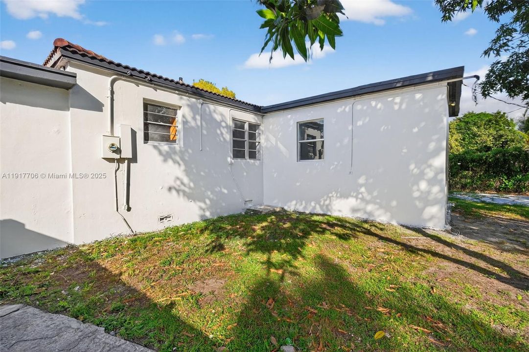 Active With Contract: $649,000 (3 beds, 3 baths, 1555 Square Feet)