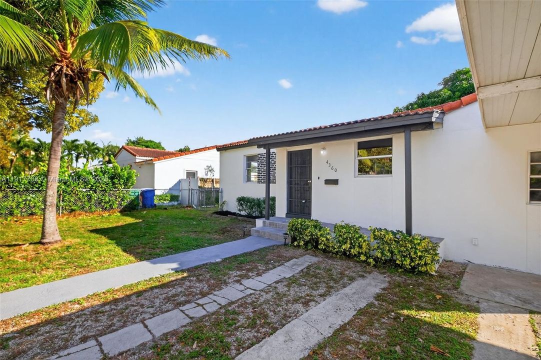 Active With Contract: $649,000 (3 beds, 3 baths, 1555 Square Feet)