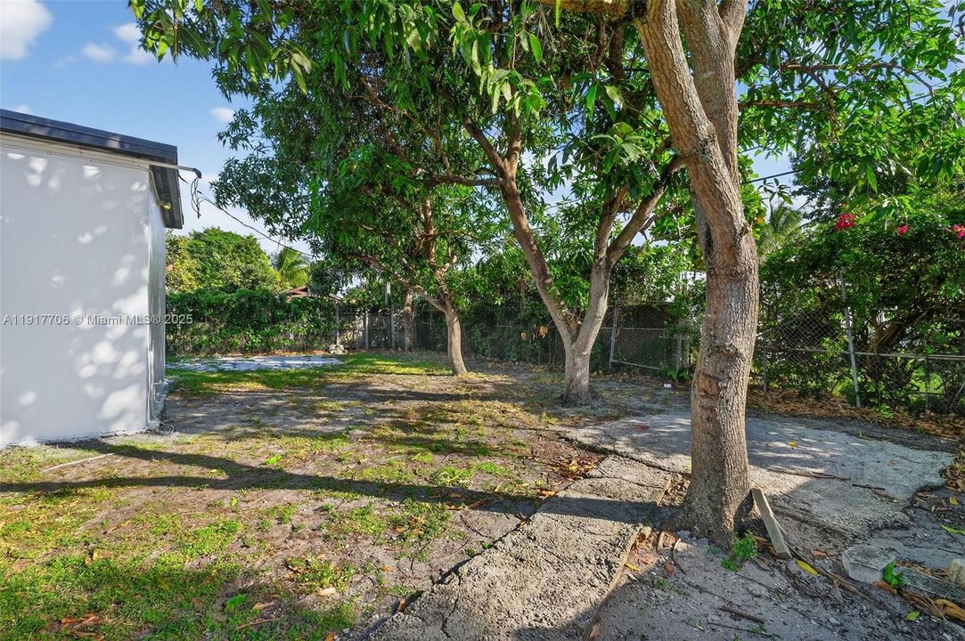 Active With Contract: $649,000 (3 beds, 3 baths, 1555 Square Feet)