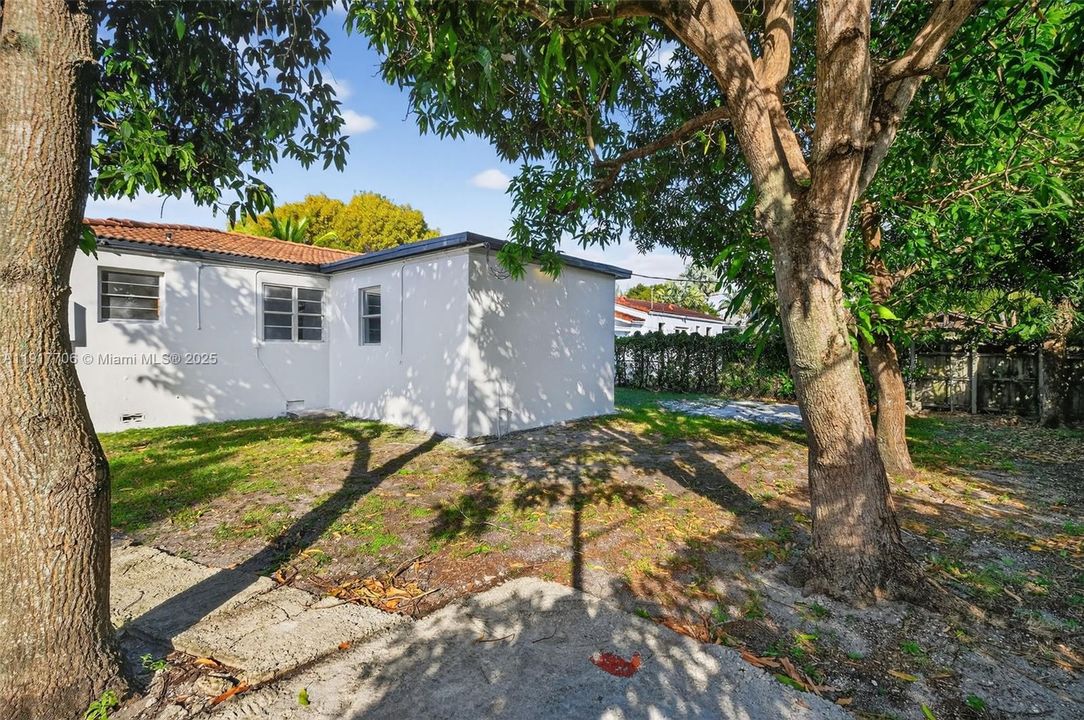 Active With Contract: $649,000 (3 beds, 3 baths, 1555 Square Feet)
