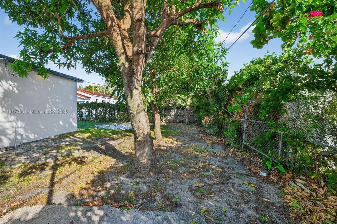 Active With Contract: $649,000 (3 beds, 3 baths, 1555 Square Feet)