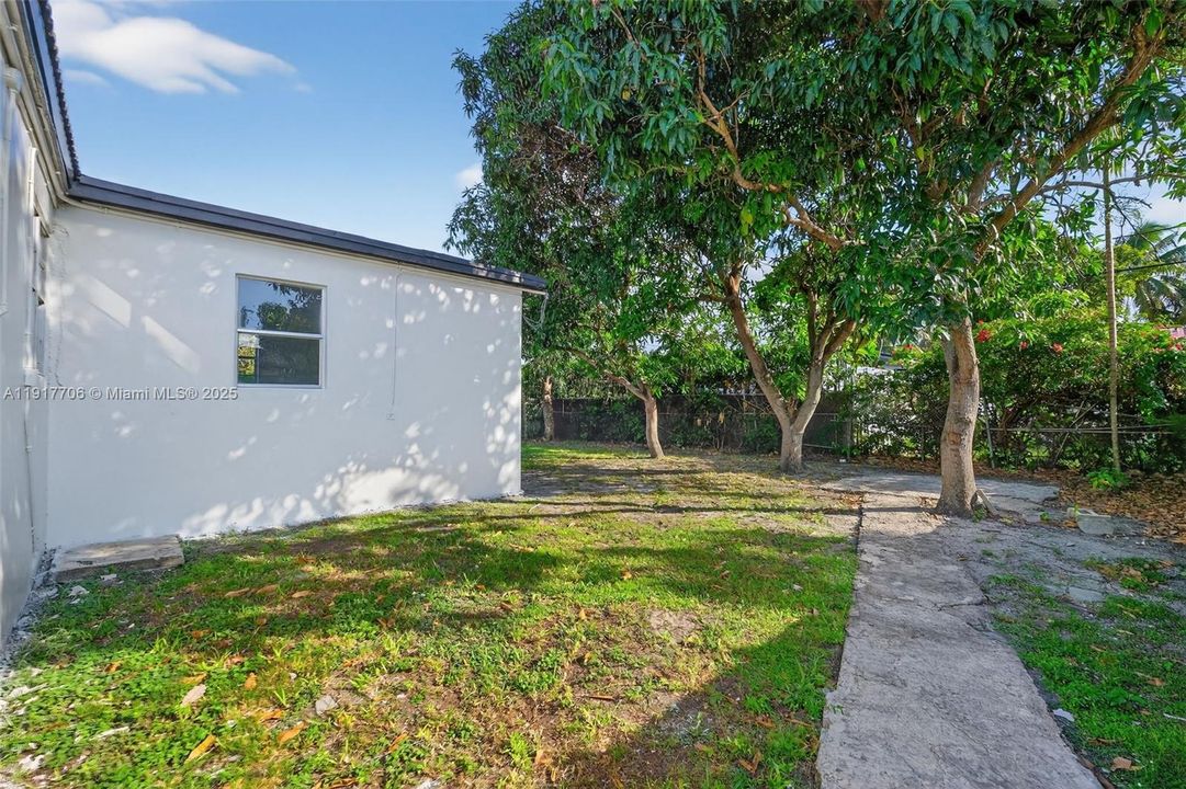 Active With Contract: $649,000 (3 beds, 3 baths, 1555 Square Feet)