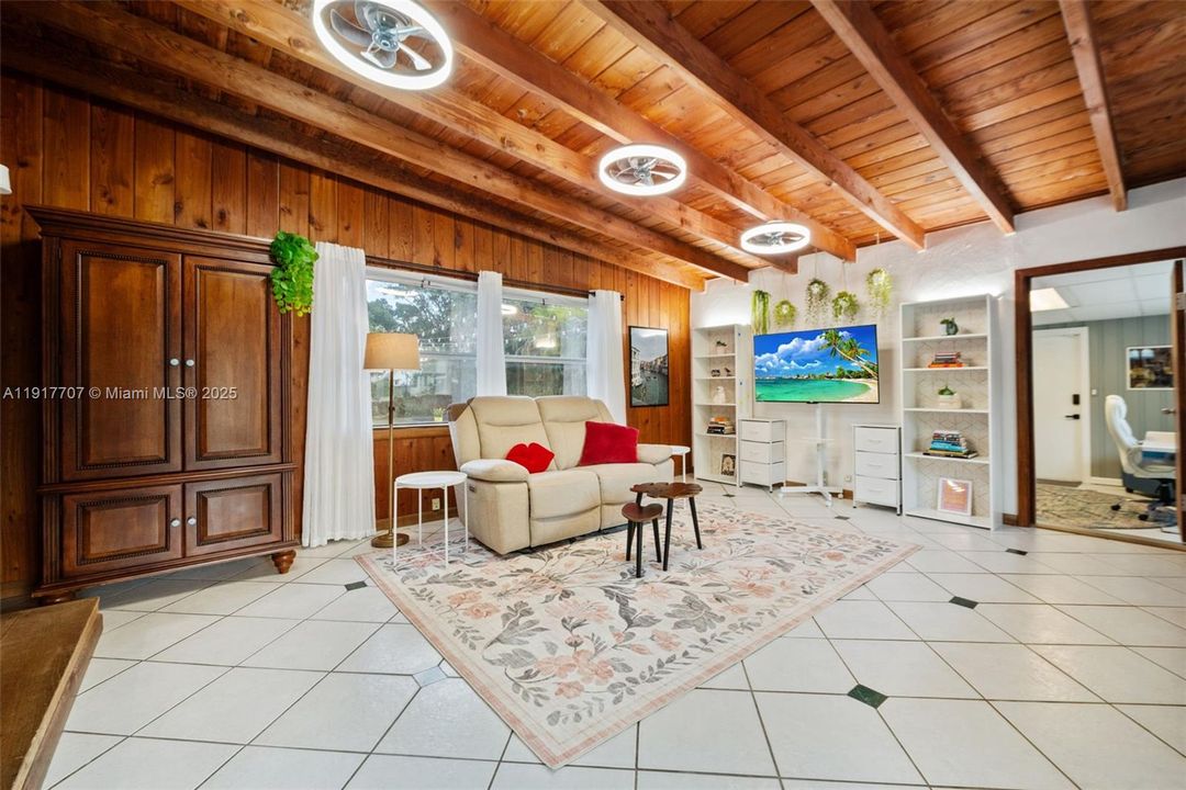 En Venta: $799,000 (3 camas, 2 baños, 1734 Pies cuadrados)