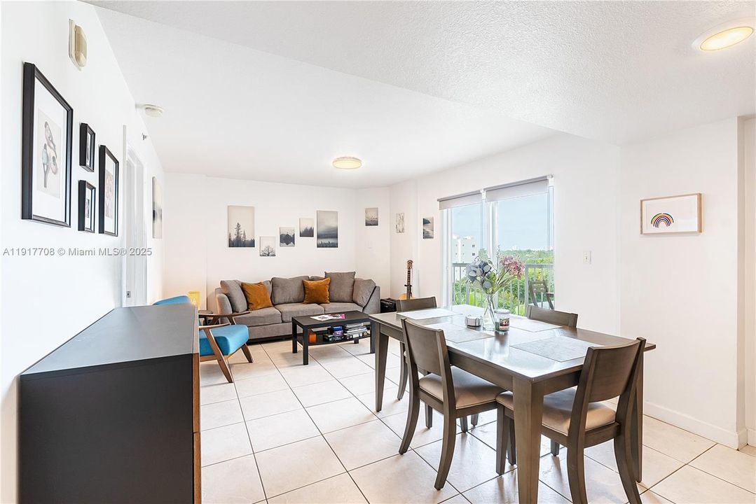 合同活跃: $2,400 (1 贝兹, 1 浴室, 710 平方英尺)