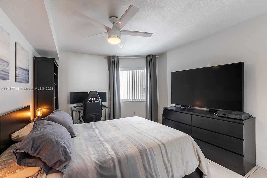 合同活跃: $2,400 (1 贝兹, 1 浴室, 710 平方英尺)